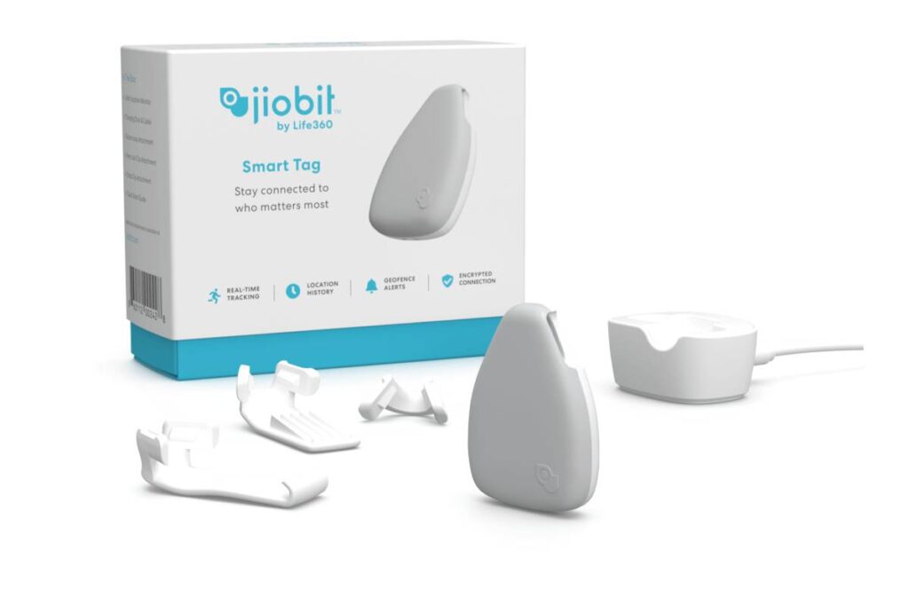 JioBit Smart Tag in packaging with various attachment clips, designed for real-time tracking and location history.