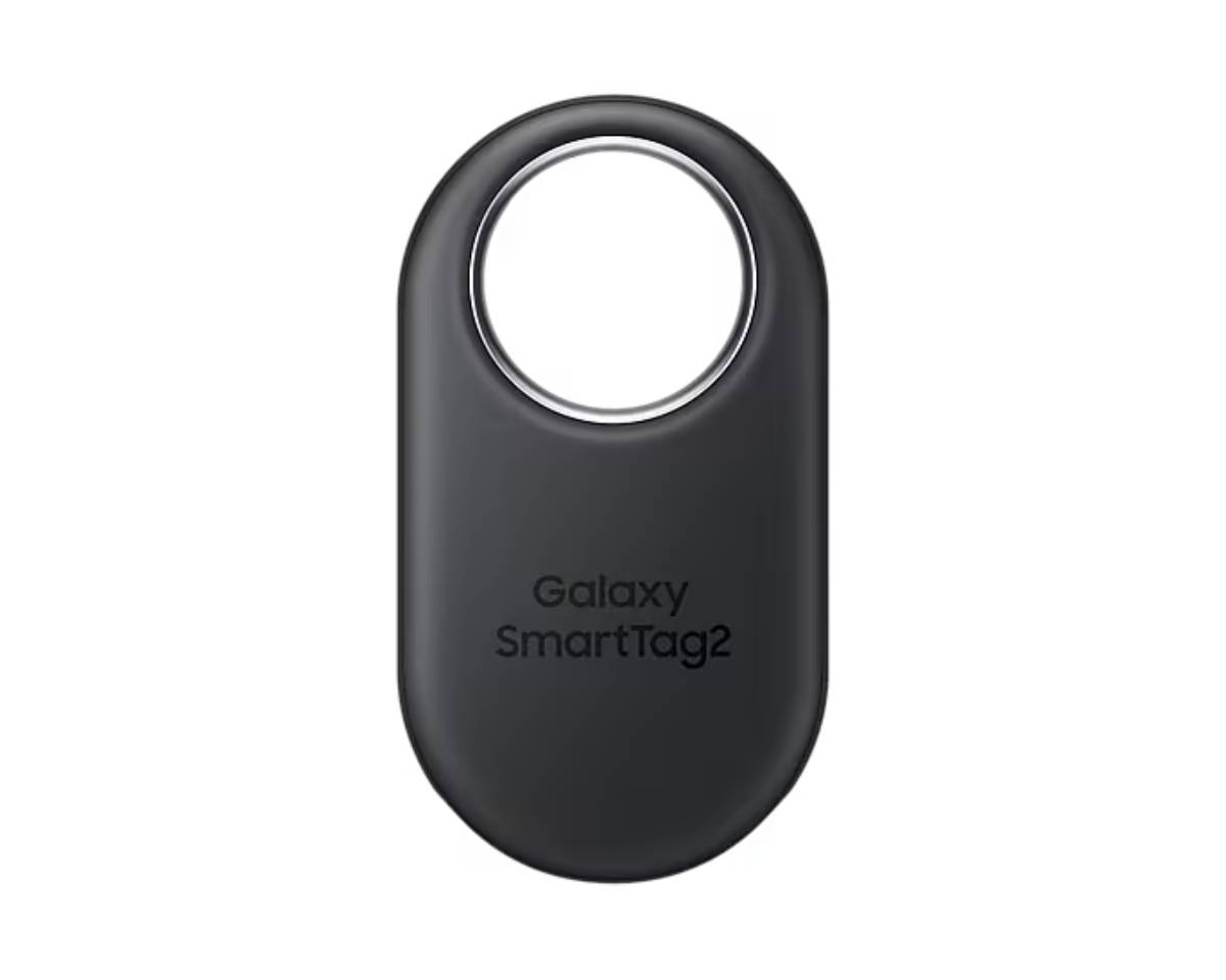 Black Galaxy SmartTag2 with a circular ring for attaching to items, featuring the logo clearly displayed on the surface. 